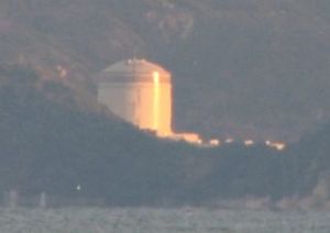 朝日に輝く美浜発電所３号炉