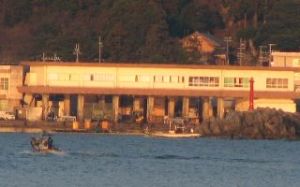 朝陽に照らされる静かな漁港